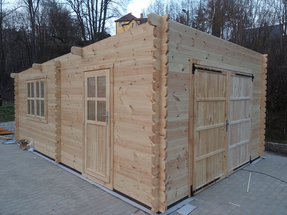 Naše realizace: Dřevěná garáž s plochou střechou 4x6, 44mm, 24m v Lomnici nad Popelkou